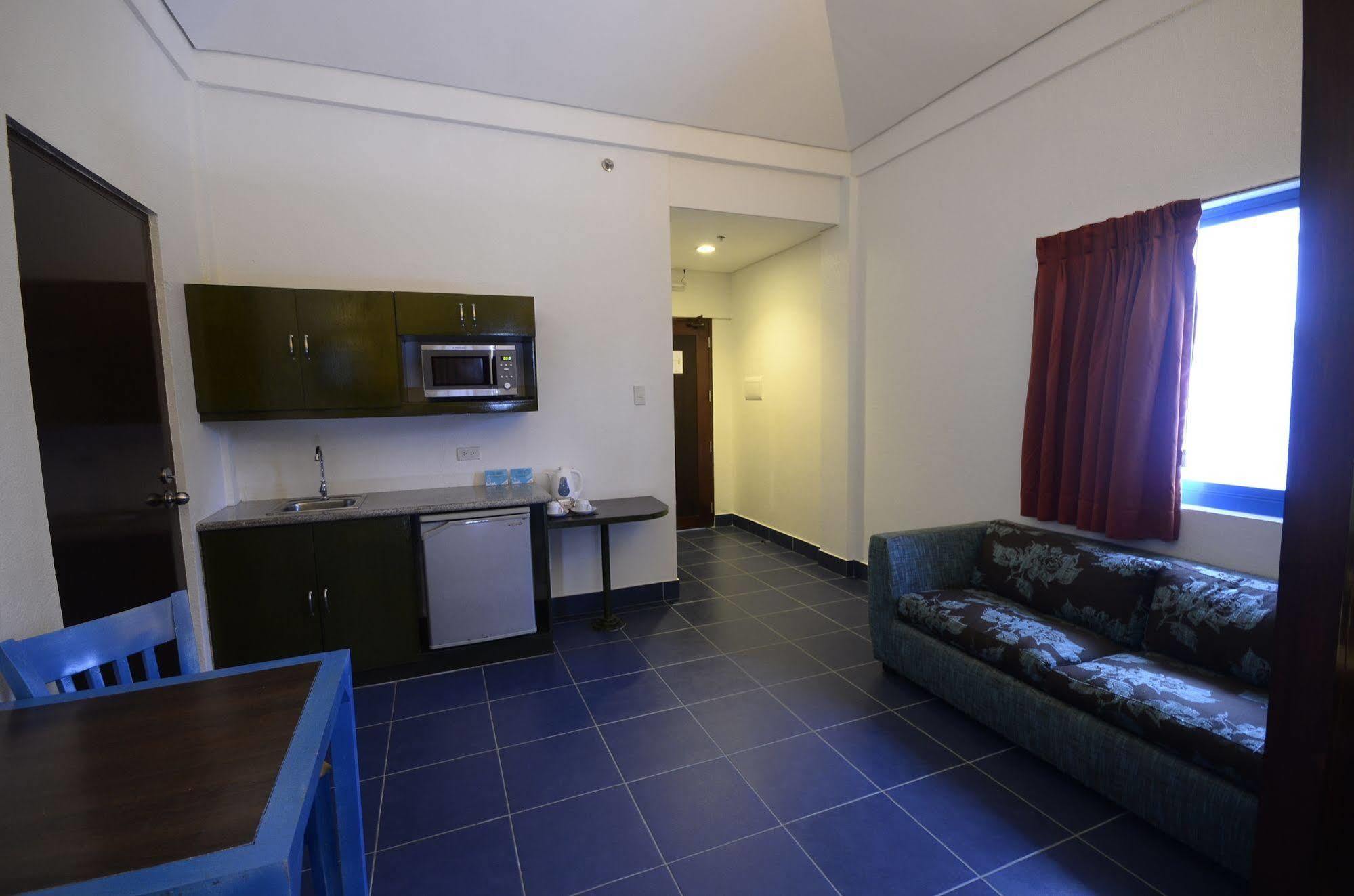 Microtel By Wyndham Puerto Princesa Exterior foto